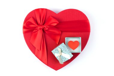 Küçük, açık bir hediye kutusunda yırtık bir kalp büyük kırmızı bir karton üzerinde beyaz bir arka planda insan kalbi sembolü.