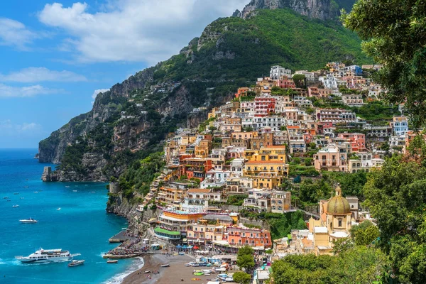 Resimli Küçük Talyan Kasabası Positano Dağlardan Akdeniz Kadar Uzanan Teraslardan — Stok fotoğraf