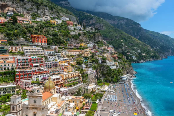 Resimli Küçük Talyan Kasabası Positano Dağlardan Akdeniz Kadar Uzanan Teraslardan — Stok fotoğraf