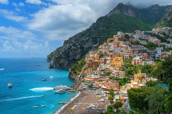 Resimli Küçük Talyan Kasabası Positano Dağlardan Akdeniz Kadar Uzanan Teraslardan — Stok fotoğraf