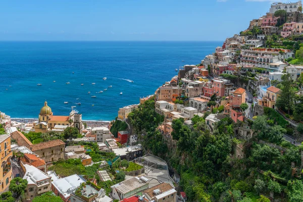 Resimli Küçük Talyan Kasabası Positano Dağlardan Akdeniz Kadar Uzanan Teraslardan — Stok fotoğraf