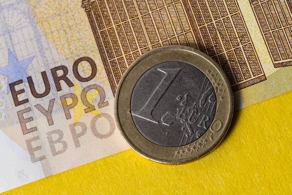 Euroérme 200 Eurobankjegy Hátterében — Stock Fotó