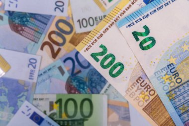 20 ve 200 avroluk banknotlar halinde diğer Avrupa banknotlarının arka planına karşılık çeşitli mezhepler