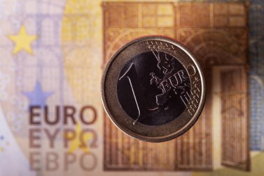 200 avroluk banknotun arka planına karşılık bir avro.