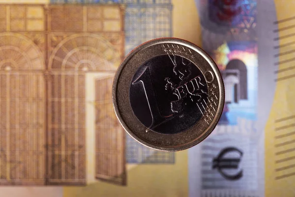 Egy Euroérme 200 Eurobankjegy Hátterében — Stock Fotó