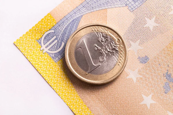 Egy Euroérme 200 Eurobankjegy Hátterében — Stock Fotó