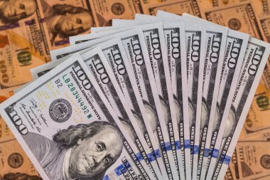 Diğer 100 dolarlık banknotların arka planına karşılık 100 Amerikan doları.