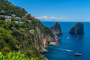 Napoli Körfezi 'ndeki İtalya' nın Capri adası dünyanın en ünlü tatil beldelerinden biridir. Roma İmparatorluğu zamanından beri varlıklı insanlar için tatil beldesi olarak bilinir.