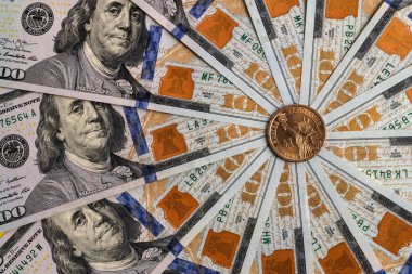 Özgürlük heykelinin resmi ve 100 dolarlık banknotların parçalarının arka planında daire şeklinde dizilmiş dolar sembolü olan bir Amerikan doları.