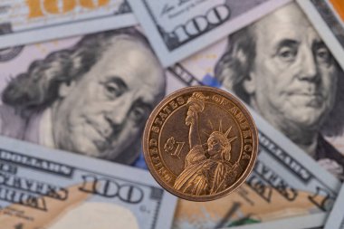 100 Amerikan Doları 'nın bir parçasının arka planına karşılık 1 Amerikan Dorllar' ı.