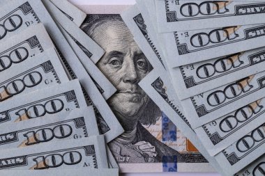 100 Amerikan doları.