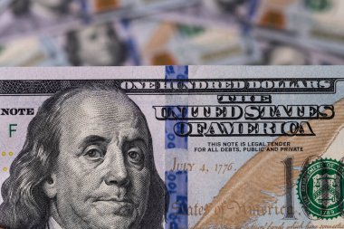 100 Amerikan doları.