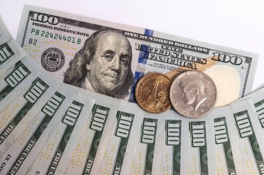 Amerikan paraları ve 100 Amerikan doları.