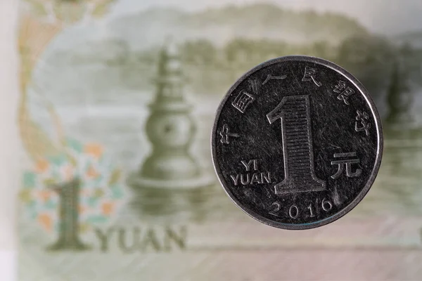 人民币面值为人民币一元的旧币 以人民币一元钞票的碎片为背景 — 图库照片