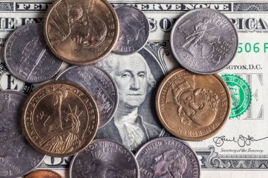 1 Amerikan dolarının arka planına karşılık 1 Amerikan dorllar madeni parası.