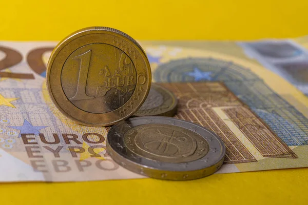 Különböző Címletű Euroérmék Egy 200 Eurós Bankjegy — Stock Fotó