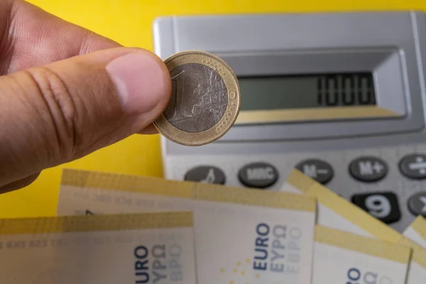 1欧元硬币 200欧元钞票和计算器 — 图库照片