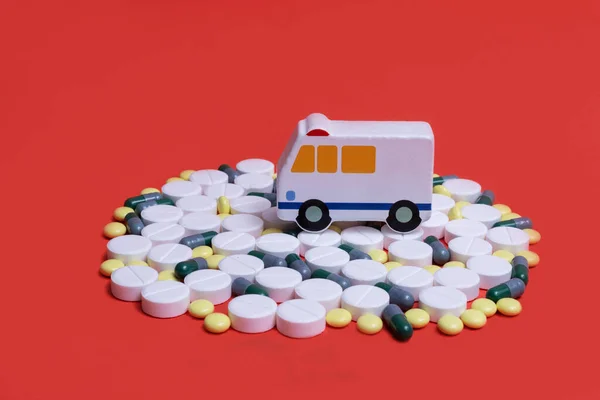 Skizzenhafter Spielzeug Krankenwagen Steht Zwischen Vielen Pillen Und Medikamentenkapseln Auf — Stockfoto