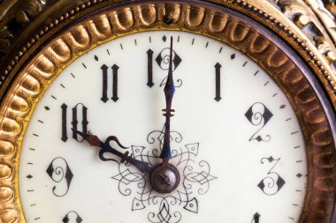 Modern bir bronz saat. 19. yüzyılın ortalarından kalma orijinal bir Alman modeline dayanıyor.