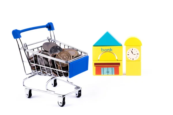 Miniaturní Nákupní Košík Supermarketu Mincemi Různých Zemí Před Symbolickou Bankovní — Stock fotografie