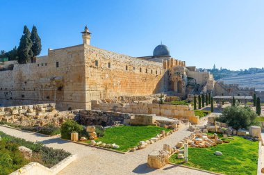 İslam 'ın ana tapınaklarından biri olan Kudüs' teki El Aksa Camii.