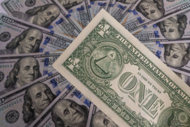 Yüz Amerikan doları ve bir Amerikan doları.