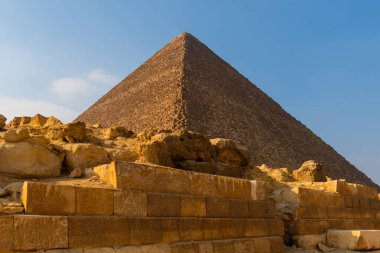 Giza Platosu 'ndaki en uzun ve en ünlü Mısır piramidi, Pharanon Cheops Piramidi.