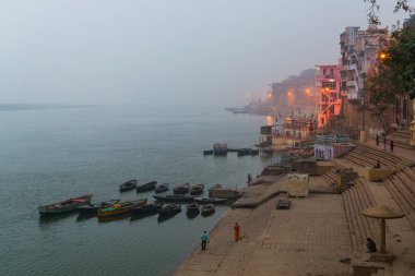 Varanasi, Hindistan, 11 Ocak 2011. Hindular için kutsal, tanrı Shiva 'nın antik şehri Varanasi, Ganj Nehri kıyısında kış sabahının erken saatlerinde.