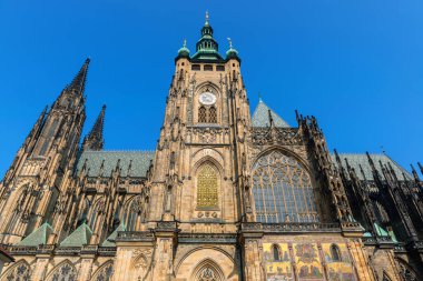 St. Vitus, Wenceslas ve Vojtech Katedrali Prag Kalesi 'ndeki Gotik Katolik katedrali, Prag Başpiskoposu' nun yeri. Katedral Avrupa Gotik incileri arasında yer alıyor.