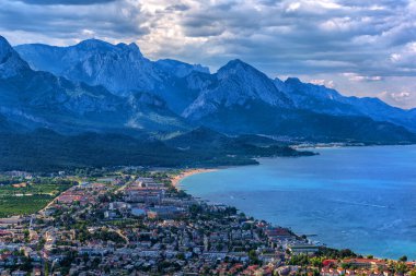Kemer, Türkiye 'nin Akdeniz kıyısında Antalya iline bağlı bir tatil beldesi ve liman kentidir. Antalya şehrinin 42 kilometre güneybatısında, Taurus Dağları eteklerinde yer almaktadır ve Türk Rivierası 'nın bir parçasıdır.. 
