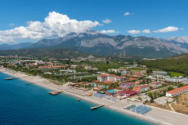 Kemer yakınlarındaki Türk Rivierası 'ndaki Akdeniz kıyısındaki plaj ve opellerin havadan görünüşü