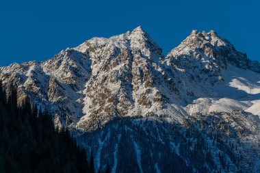 Karların altında iki tepe var.