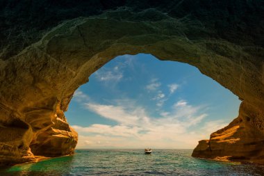 Türkiye 'deki Akdeniz kıyısındaki mağaralardan biri. Turistlerle dolu eğlence tekneleri sorunsuz yüzebilir..