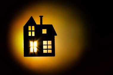 Güneş diskinin arka planında küçük sembolik ahşap çok katlı ev