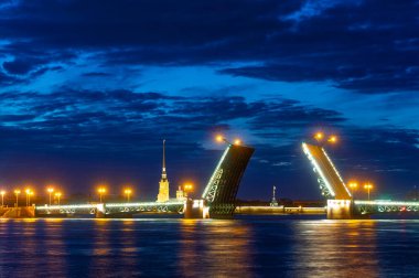 Neva Nehri üzerindeki Drawbridge Sarayı Köprüsü St. Petersburg 'dan Beyaz Gece' ye