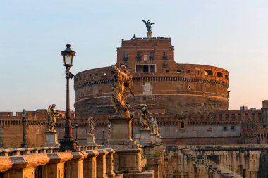 Castel Sant 'Angelo, Hadrian anıtı olarak da bilinen Roma mimari anıtıdır.