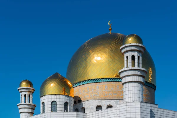 Kazakistan 'daki Almaty şehrinin merkez camii kubbeleri.