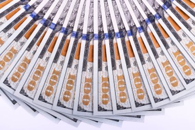 Daire şeklinde dizilmiş bir sürü 100 dolarlık banknot var.