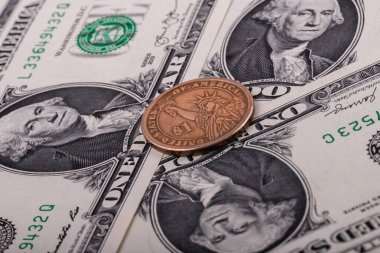 3 1 Amerikan doları ve 1 Amerikan doları.