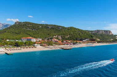 Kemer yakınlarındaki Türk Rivierası 'ndaki Akdeniz kıyısındaki plaj ve opellerin havadan görünüşü