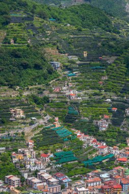 İtalya 'nın Amalfi kıyısındaki köylerin, limon ve asma tarlalarının manzaralı manzarası. 1997 'den beri UNESCO' nun Dünya Mirasları Alanıdır.