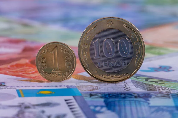 Kazakistan sikkeleri 1 tenge ve 100 tenge değerindedir.