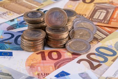 Avro banknotlarının arka planına karşılık 1 ve 2 avroluk banknotlar çeşitli mezhepler