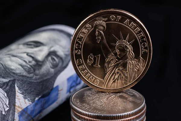 Dollar Münze Und 100 Dollar Schein — Stockfoto
