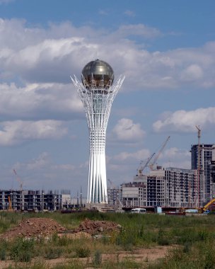        08.08.2003. Astana, Kazakistan. Kazakistan 'ın yeni başkenti Astana' nın merkezindeki Beiterek anıtı yapım aşamasında. Şu anda şehrin adı Nur-Sultan..                              