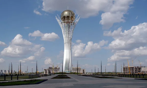2003年8月8日 カザフスタンのアスタナ カザフスタンの新しい首都の中心部にあるベテレク記念碑 建設中のアスタナ この都市はヌールスルタンと呼ばれている — ストック写真