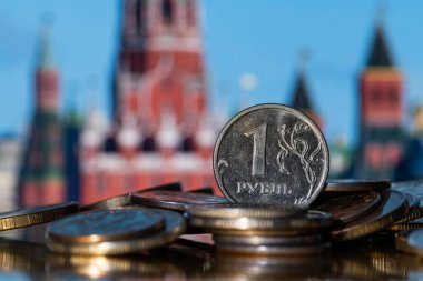 Moskova Kremlin kulelerinin arka planına karşılık bir Rus rublesi madeni parası.