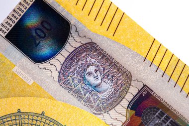 Beyaz bir arkaplanda Avrupa banknotunun bir parçasına hologramlar ve güvenlik görüntüleri