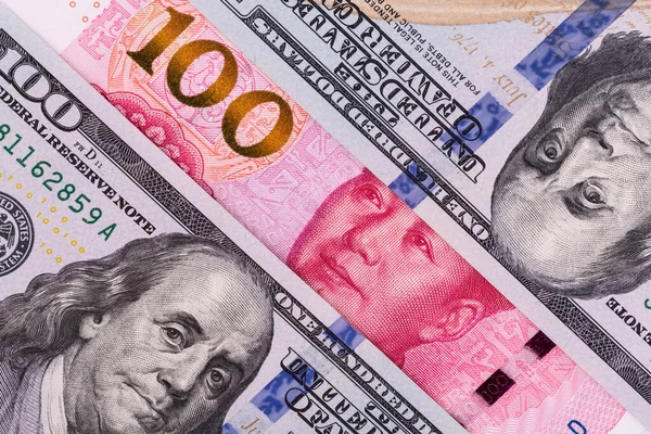 Фрагментарний 100 Китайських Юанів 100 Американських Доларових Купюр — стокове фото