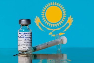 Almaty, Kazakistan. 04.27.2021. Kazakistan coronavirüs aşısı Kazak bayrağının arka planında 